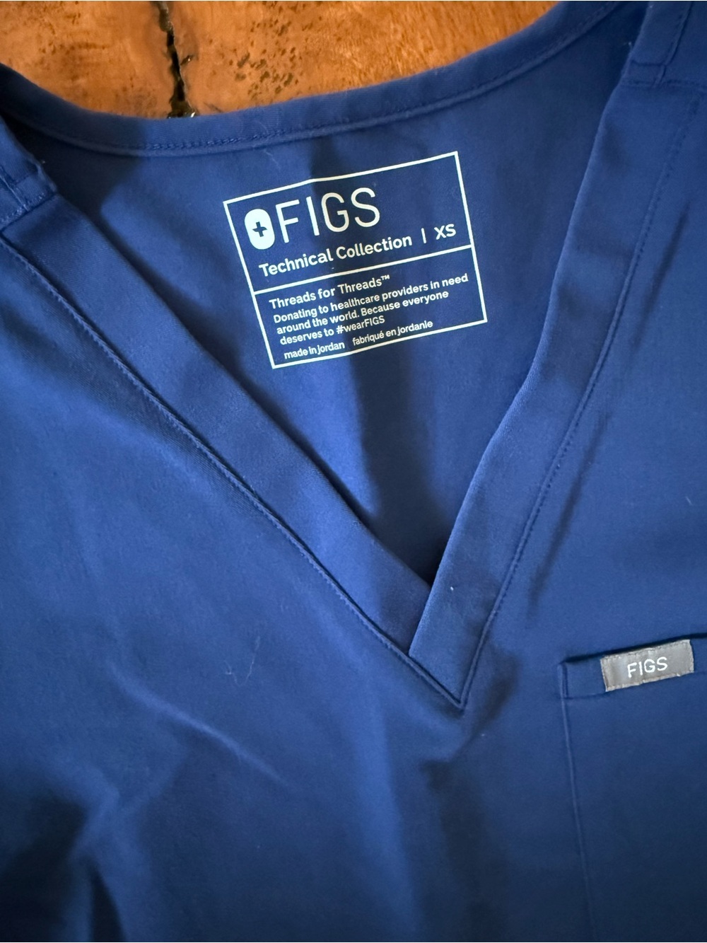 FIGS sapphire blue V-Neck Scrub Top and uman bottoms set - Picture 3 of 11